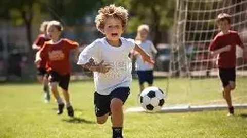 周杰伦昆凌甜蜜携手观战，镜头前默契摆V手势